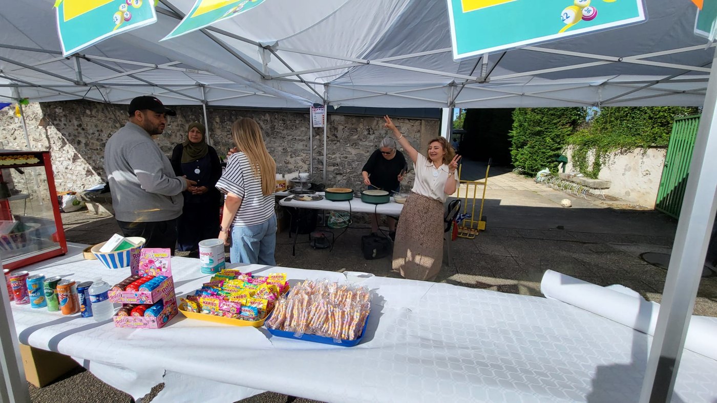 Stand de crêpes et de confiseries tenu par des parents bénévoles